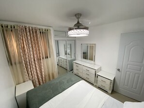 3 bedrooms, in-room safe, desk, iron/ironing board - Santiago the best Monumental area cozy 3 bedrooms apartment to stay (Santiago)