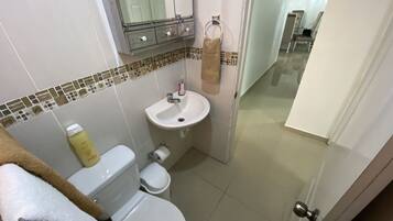 Douche, sĂšche-cheveux, serviettes fournies, savon