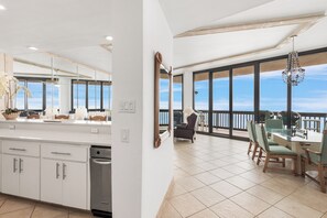 Dining - Sandpiper Condominiums 1206, Panoramic Gulf Views w/ direct access to Mustang Island/Port A beaches. (Port Aransas)