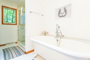 Combined shower/tub, hair dryer, towels
