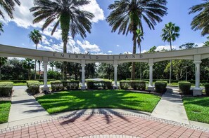 Property grounds - PRIVATE LUXURIOUS TOWNHOUSE IN RESORT JUST 2 MILES FROM DISNEY! (Kissimmee)