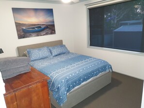 3 bedrooms, desk, iron/ironing board, bed sheets