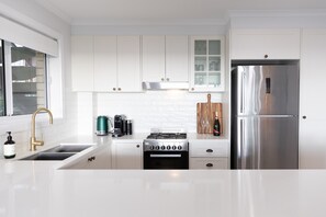 Fridge, microwave, oven, dishwasher - 2 Bed apartment opposite the beach (Miami)