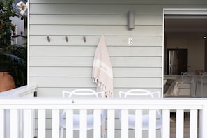 Outdoor dining - 2 Bed apartment opposite the beach (Miami)