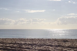 Beach nearby - 2 Bed apartment opposite the beach (Miami)