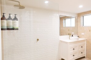 Shower, hair dryer, towels, soap - 2 Bed apartment opposite the beach (Miami)