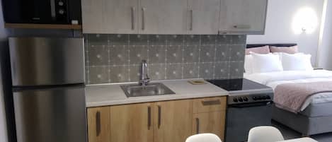 デラックス スタジオ | 専用キッチン | 大型冷蔵庫、電子レンジ、オーブン、コンロ