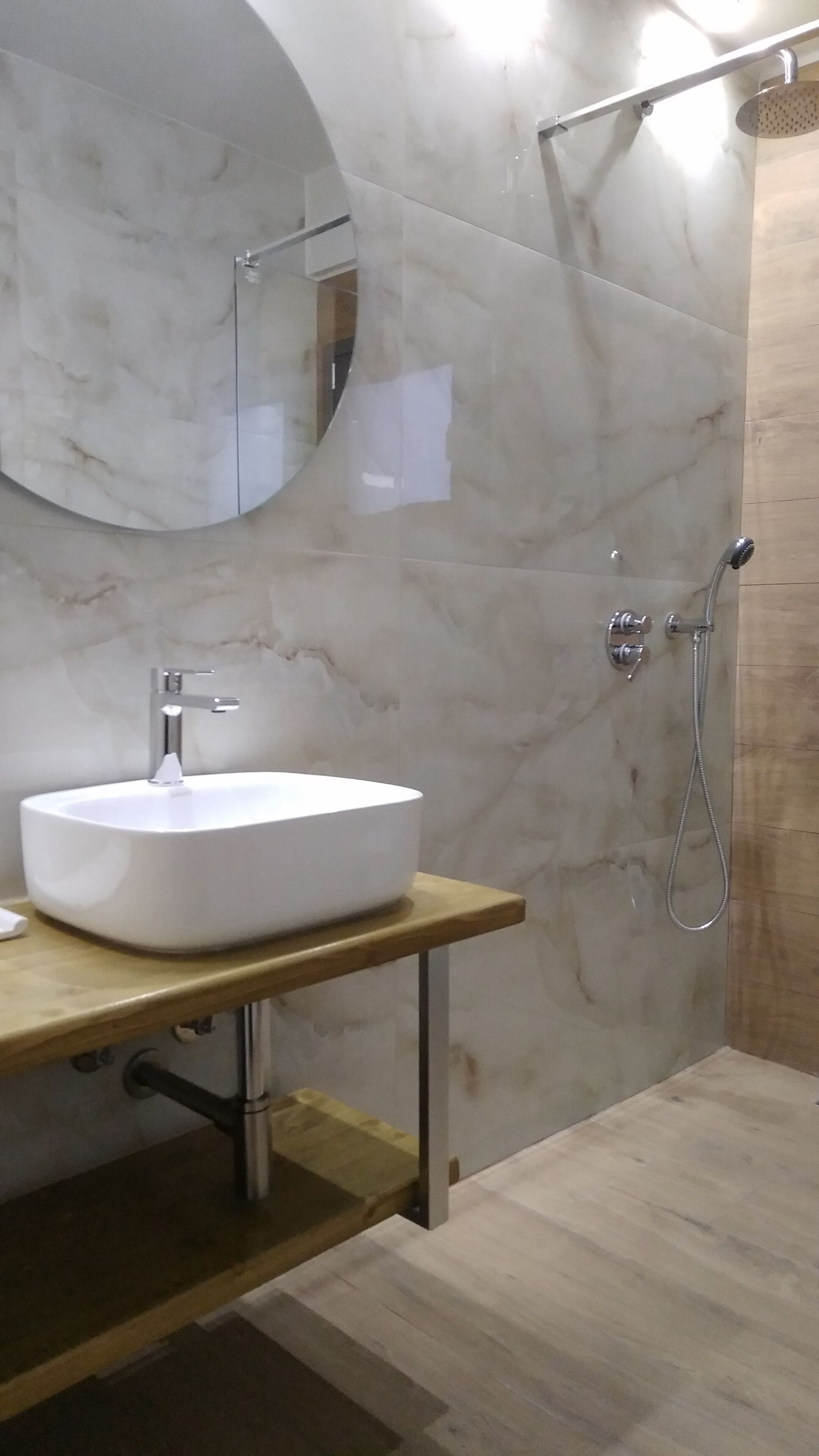 豪華公寓 | 浴室 | 淋浴設備、淋浴花灑、名牌盥洗用品、吹風機