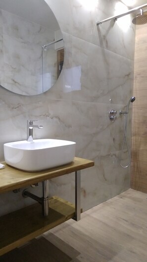 Deluxe Apartment | Bathroom