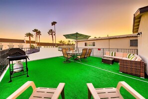 Outdoor dining - 4 Bedroom Across from the Beach and Boardwalk (Newport Beach)