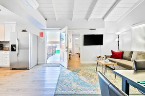 TV - 4 Bedroom Across from the Beach and Boardwalk (Newport Beach)