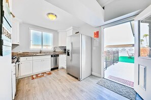 Fridge, microwave, oven, stovetop - 4 Bedroom Across from the Beach and Boardwalk (Newport Beach)