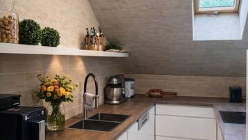 Frigorifero, microonde, forno, piano cottura