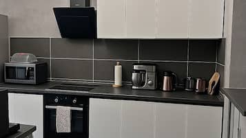 Coffee/tea maker, fridge, microwave, oven