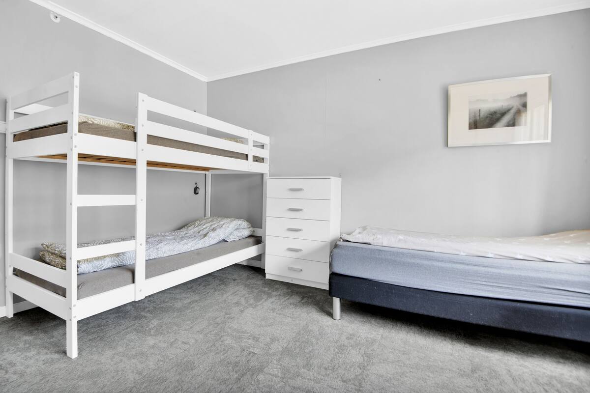 Decoración personalizada, muebles diferentes y cortinas blackout