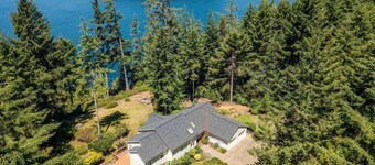 New Listing! Amazing Lakefront 4 Bedroom 4 1/2 Bath,Sleeps 10, w/ Bonus room,Incredible Views,Dock