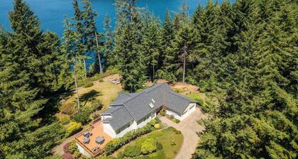 New Listing! Amazing Lakefront 4 Bedroom 4 1/2 Bath,Sleeps 10, w/ Bonus room,Incredible Views,Dock