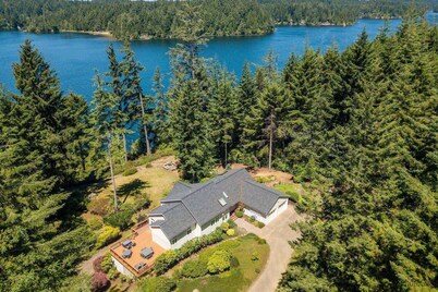 New Listing! Amazing Lakefront 4 Bedroom 4 1/2 Bath,Sleeps 10, w/ Bonus room,Incredible Views,Dock