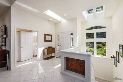 New Listing! Amazing Lakefront 4 Bedroom 4 1/2 Bath,Sleeps 10, w/ Bonus room,Incredible Views,Dock