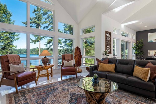 New Listing! Amazing Lakefront 4 Bedroom 4 1/2 Bath,Sleeps 10, w/ Bonus room,Incredible Views,Dock