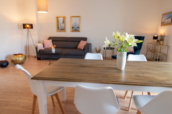 Wohnzimmer mit Esstisch