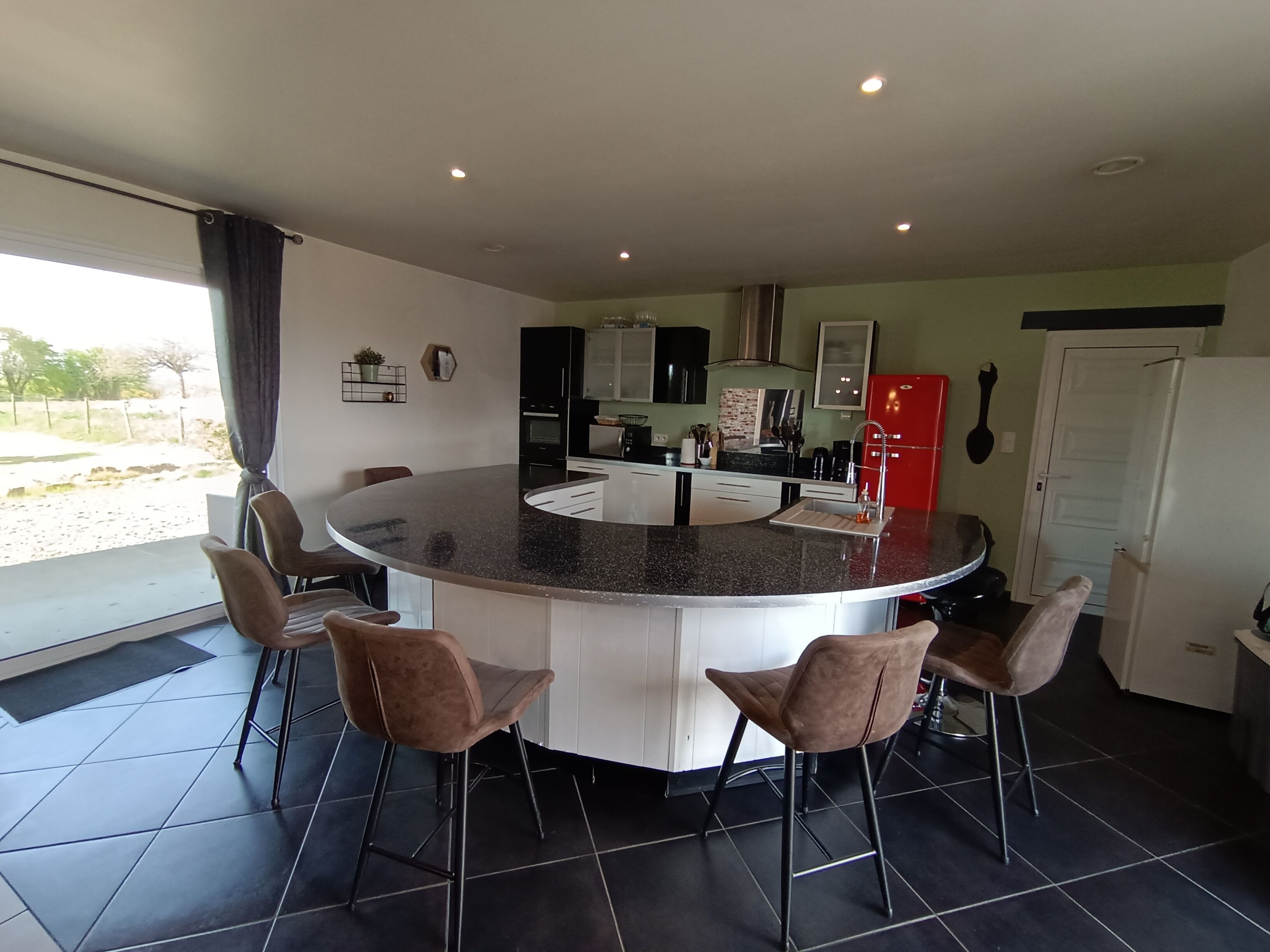 冷蔵庫、電子レンジ、オーブン、コンロ