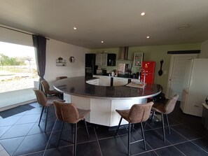 Fridge, microwave, oven, stovetop - Gîte de Groupe 20 Pers Au Cœur de la Manche (Montbray)