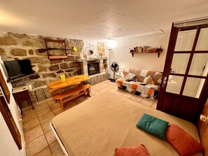 1 chambre, fer et planche à repasser