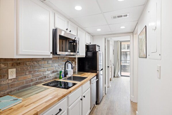 Refrigerador, microondas, horno y parrilla de estufa 