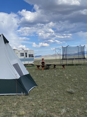 Outdoor dining - WonderLust Trailer & Campsite, Heart of Colorado (Hartsel)