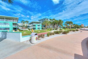 Property grounds - 🌴 Adorable Poolside Studio @ Tropic Terrace | Ground Floor • Direct Beach Access ➠ TT12 (Treasure Island)