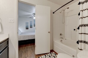 Bañera con ducha, secador de pelo, bidet, toallas