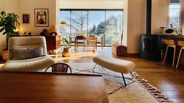 A modern living room with a large window, a fireplace, and a dining area. - Villa D'architecte Avec Piscine au Coeur D'un Parc (Villeneuve-lès-Avignon)