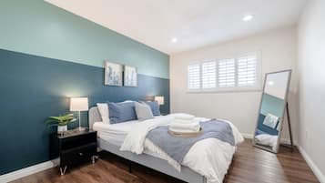 4 chambres, matelas mémoire de forme, bureau, fer et planche à repasser