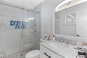 Een douche, een haardroger, handdoeken, zeep