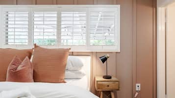 4 makuuhuonetta, memory foam -patjalliset sängyt, työpöytä