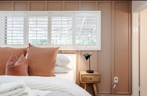 4 sovrum, memory foam-madrasser, skrivbord och strykjärn/strykbräda