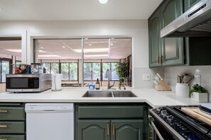 Kylskåp, mikrovågsugn, ugn och spishäll