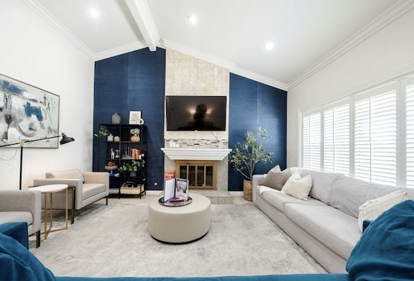 Smart TV, fireplace, Netflix, Hulu