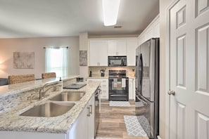 Refrigerador, microondas, placa de cocina, lavavajillas