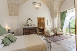 4 bedrooms, iron/ironing board, travel cot, free WiFi