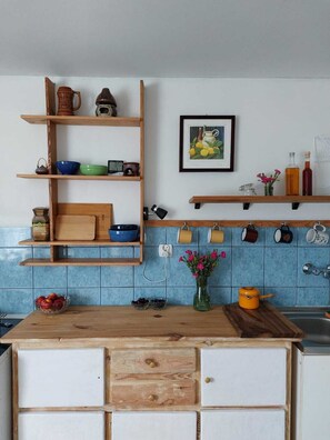 Kühlschrank, Ofen, Wasserkocher, Kochgeschirr/Geschirr/Besteck