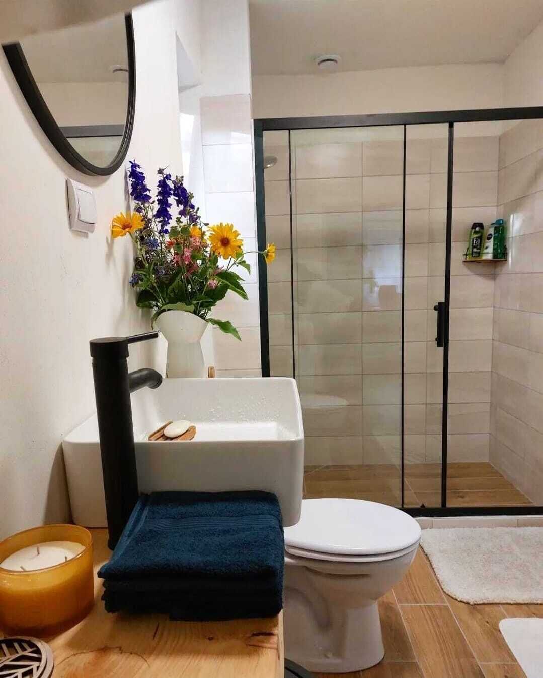 シャワー、タオル、石鹸、トイレットペーパー