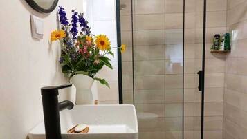 Douche, serviettes fournies, savon, papier toilette