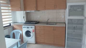 Apartemen Basic | Dapur pribadi | Lemari es, kompor, peralatan masak/sendok-piring, dan tisu