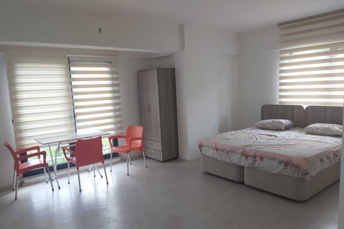 Apartamento básico | Banheiro | Chuveiro, sabonete, papel higiênico