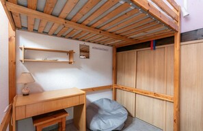 2 bedrooms, desk, iron/ironing board, free WiFi