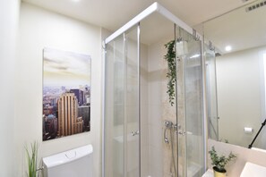Combined shower/tub - Beautiful Market Flat (Budapest)