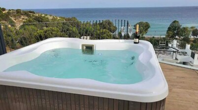 Lovely 4 bed-room Penthouse with Jacuzzi!