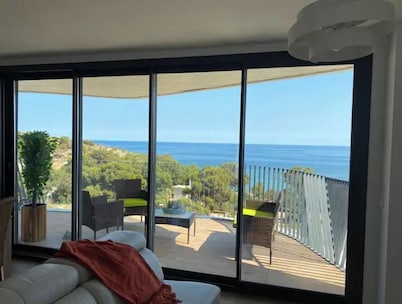 Lovely 4 bed-room Penthouse with Jacuzzi!